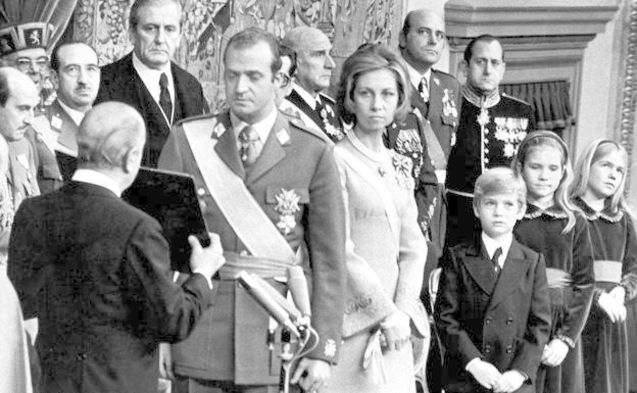 El Rey que primero asentó la monarquía y luego la debilitó