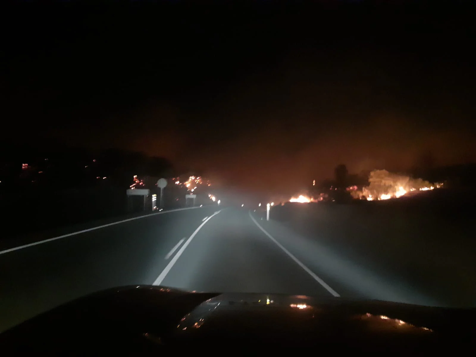 El incendio comenzó pasada la medianoche y obligó a cortar la carretera entre la capital del Jerte y Malpartida