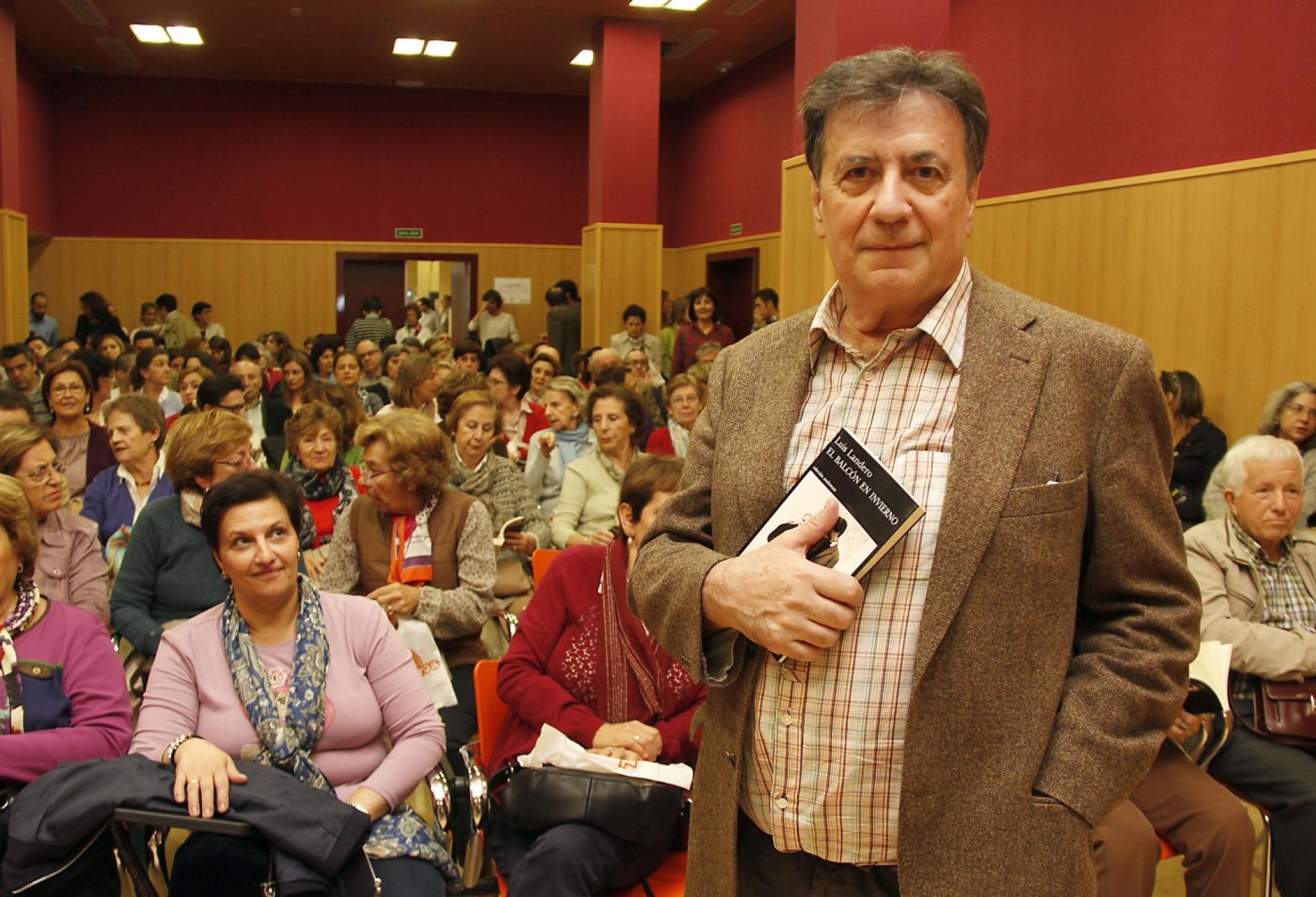 pAdmiradores. Landero, en la presentación de su libro 'El balcón en invierno', en Cáceres. 