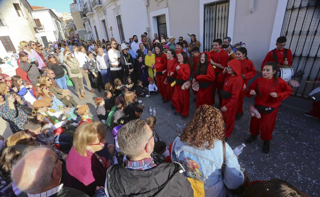 Los Paveras cantan su repertorio frente al Templo de Diana. 