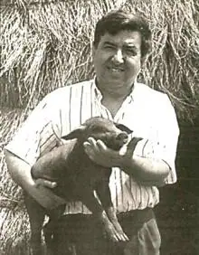 Imagen secundaria 2 - Noticia que protagonizó en 1991 Carlos Mata. En 1986, Manuel Pacheco recibió la Medalla de Extremadura. Pedro Cañada regalaba lechones a niños nacidos en Calzadilla.