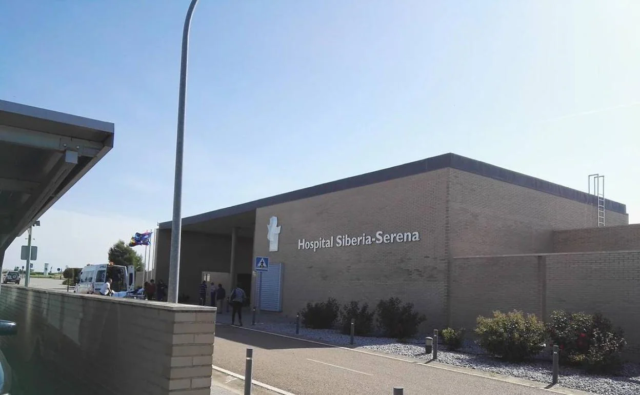 Exterior del hospital de Talarrubias, donde se encuentra ingresado un hombre de 80 años de Villarta. 