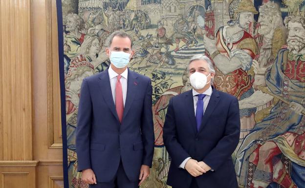 El Rey, junto al ministro de Exteriores de Uruguay. 