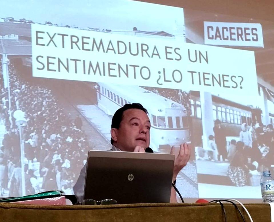 Manuel Trinidad dando una conferencia sobre Extremadura