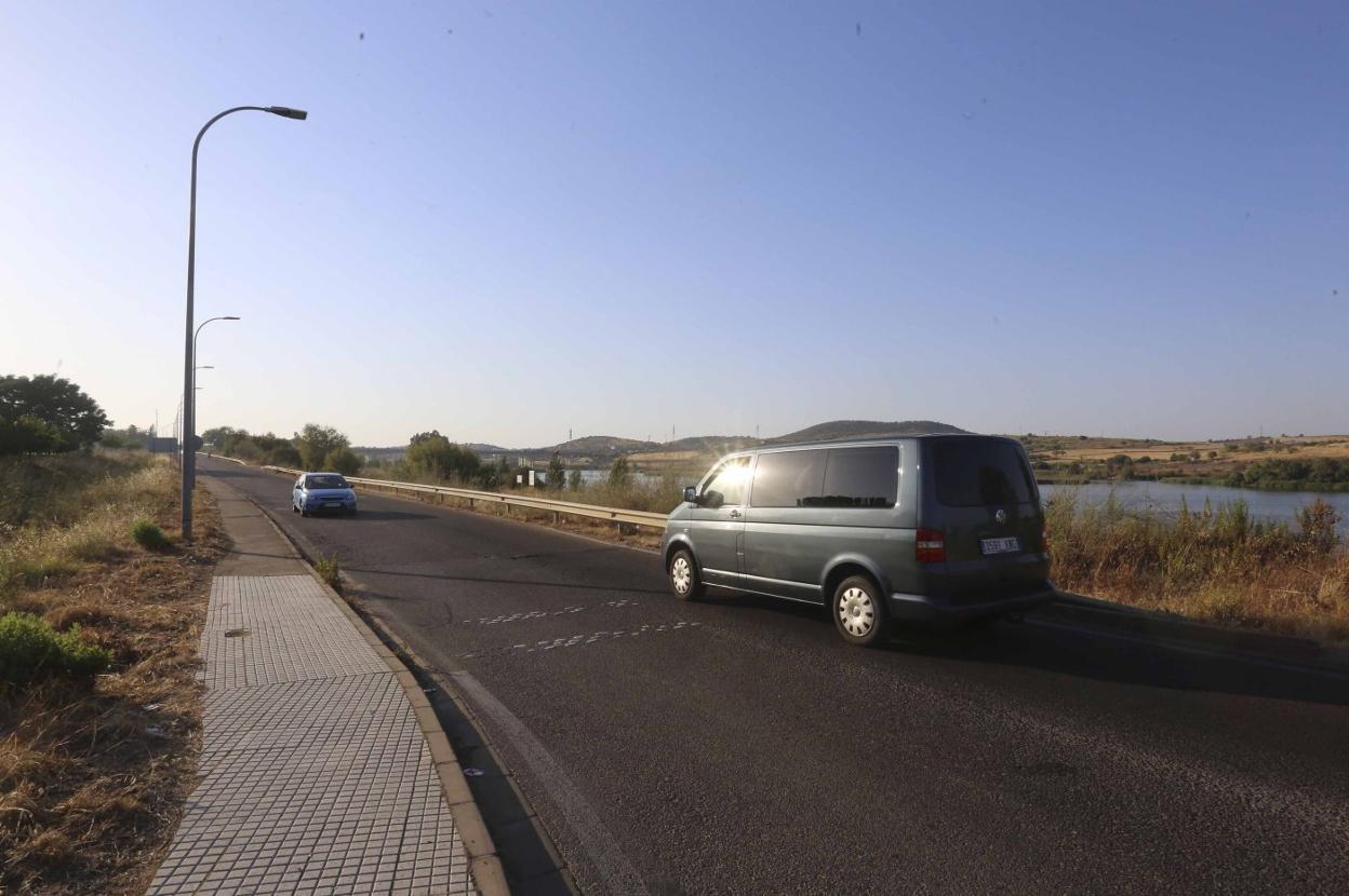 Tramo de la carretera que une Mérida con el polígono industrial El Prado que se va a mejorar. 