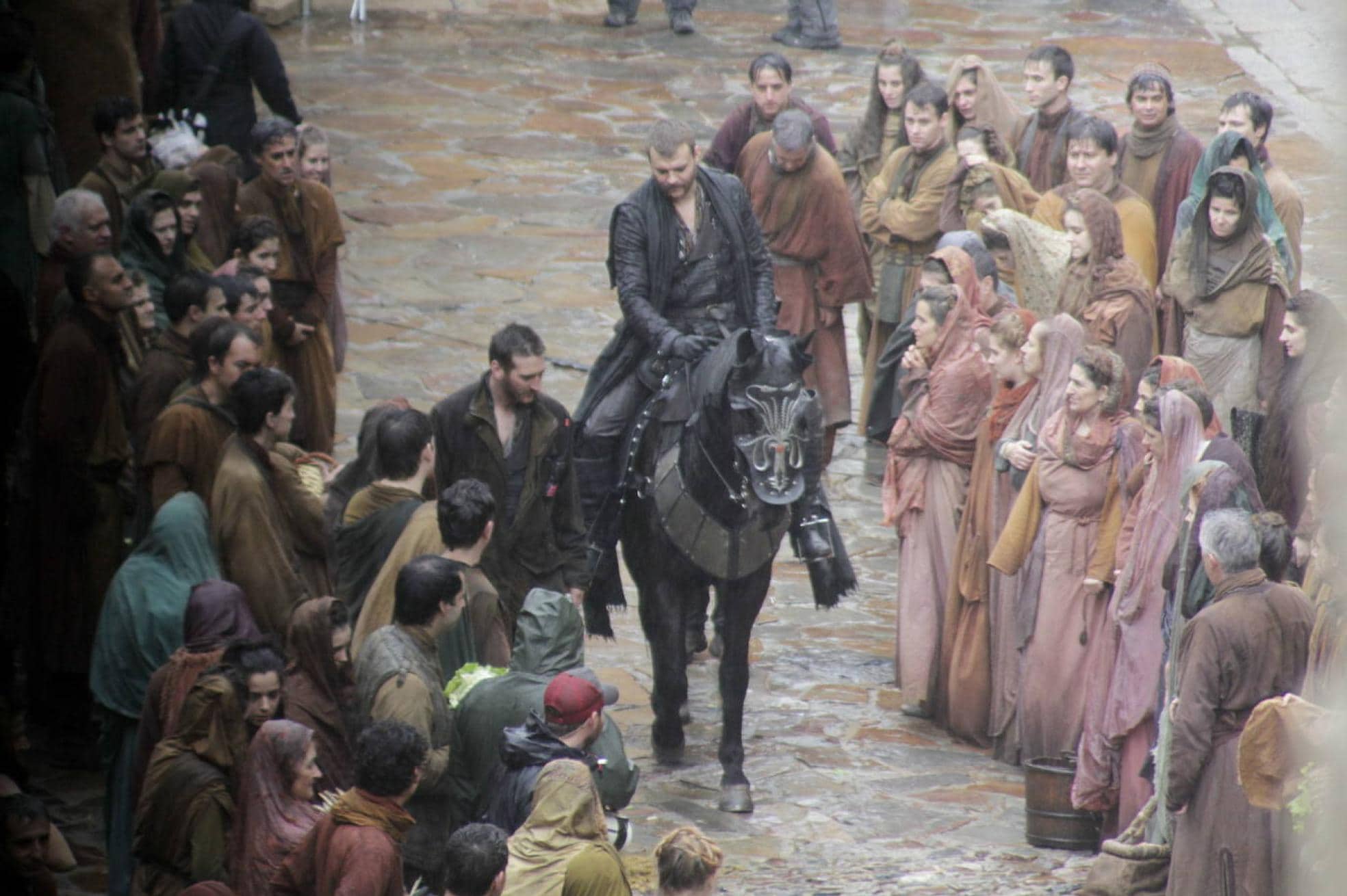 pDesembarco del Rey.El personaje de Euron Greyjoy, a caballo por la plaza de los Golfines de Cáceres. 