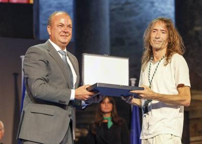 Imagen secundaria 1 - Arriba, Roberno Iniesta en una rueda de prensa en 1992. Abajo, en la entrega de la Medalla de Extremadura y a la derecha, portada del disco Rock Transgresivo, en cuya carátula aparecen lLos nombres de todos los que compraron un vale. 