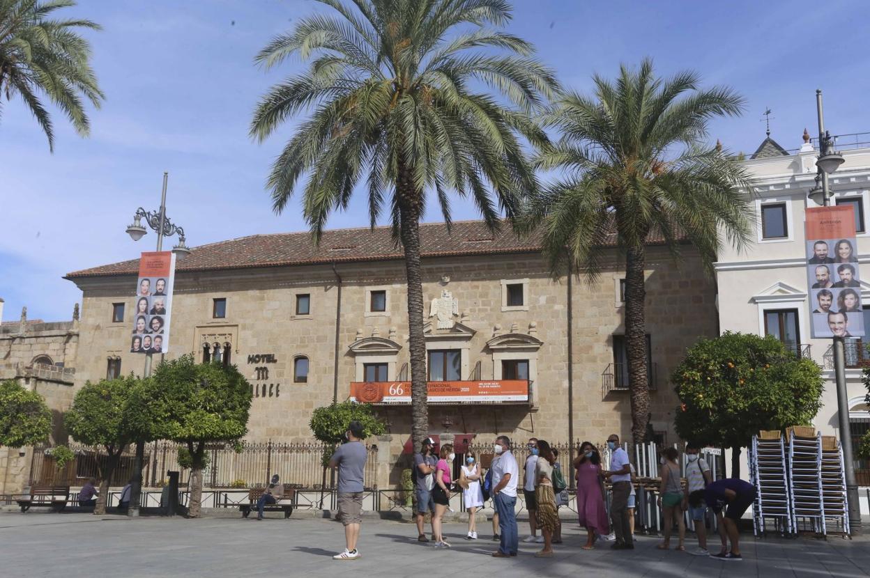 Un grupo de turistas visita la Plaza de España de Mérida. 