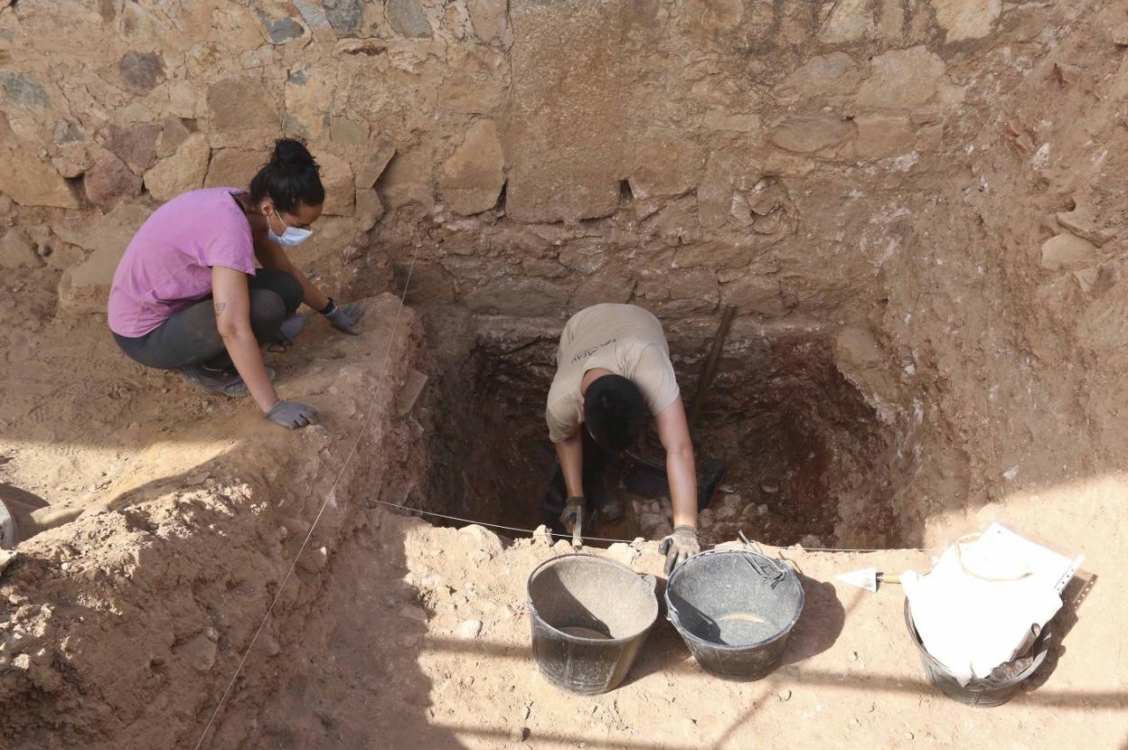 Dos de los alumnos, durante los trabajos de excavación que finalizan mañana. 