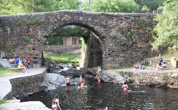 El charco del puente. No está autorizado el baño, pero es frecuentado por jóvenes. 