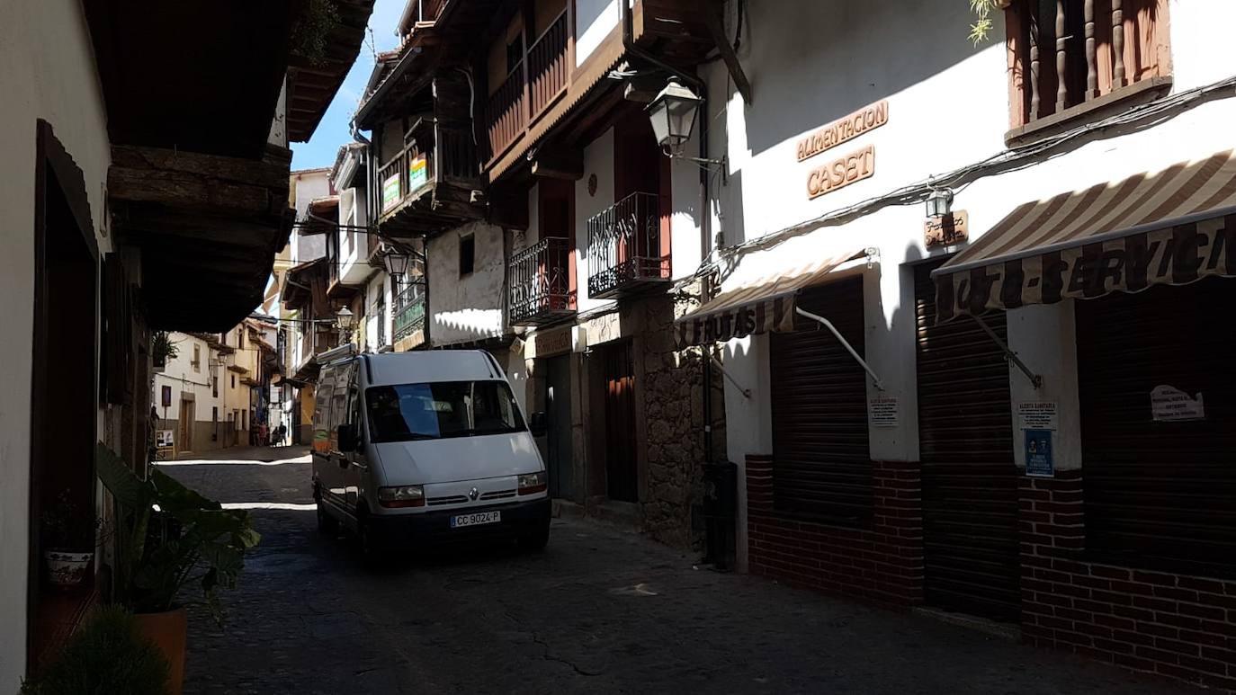 Fotos: Aparece un antiguo obús de mortero en una casa deshabitada de Villanueva de la Vera