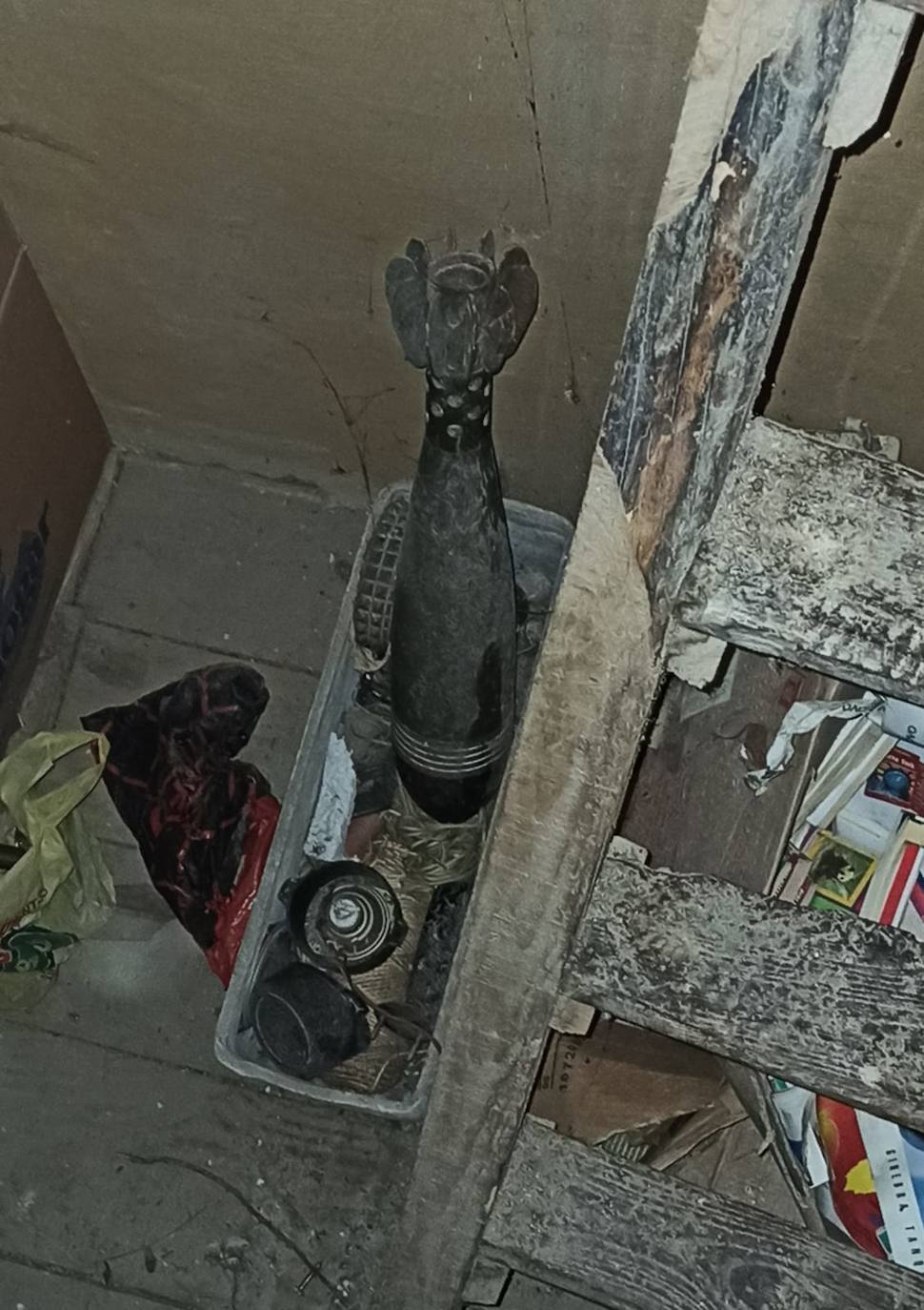 Fotos: Aparece un antiguo obús de mortero en una casa deshabitada de Villanueva de la Vera