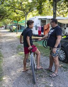 Imagen secundaria 2 - Turistas en el camping de Mérida. El Hotel Badajoz Center permanece cerrado. Caravanas en el camping La Chopera. 