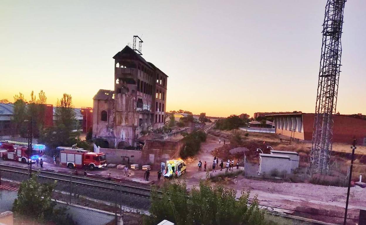 Bomberos y sanitarios en el edificio minero abandonado desde el que se precipitó la menor en la tarde de este sábado. 