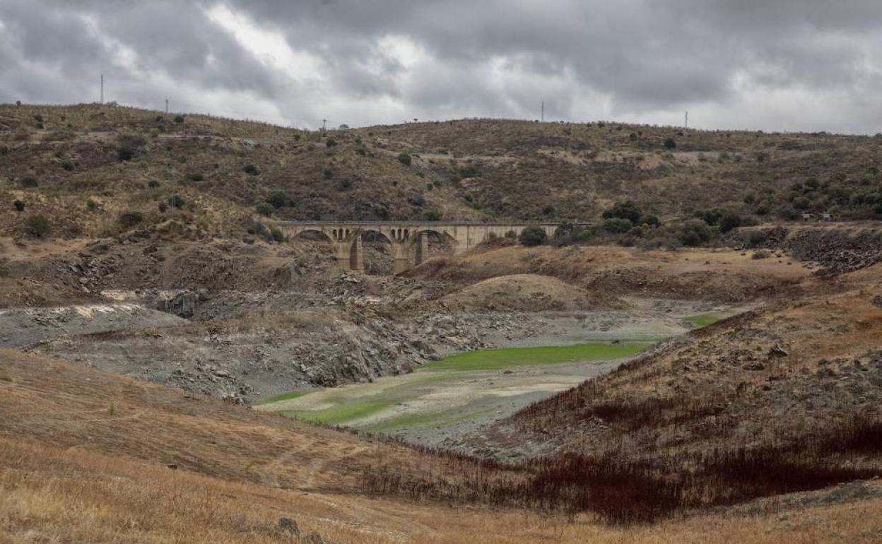 El embalse de Alcántara en octubre de 2019, cerca de la localidad cacereña de Garrovillas de Alconétar, con niveles de agua muy por debajo de lo normal.