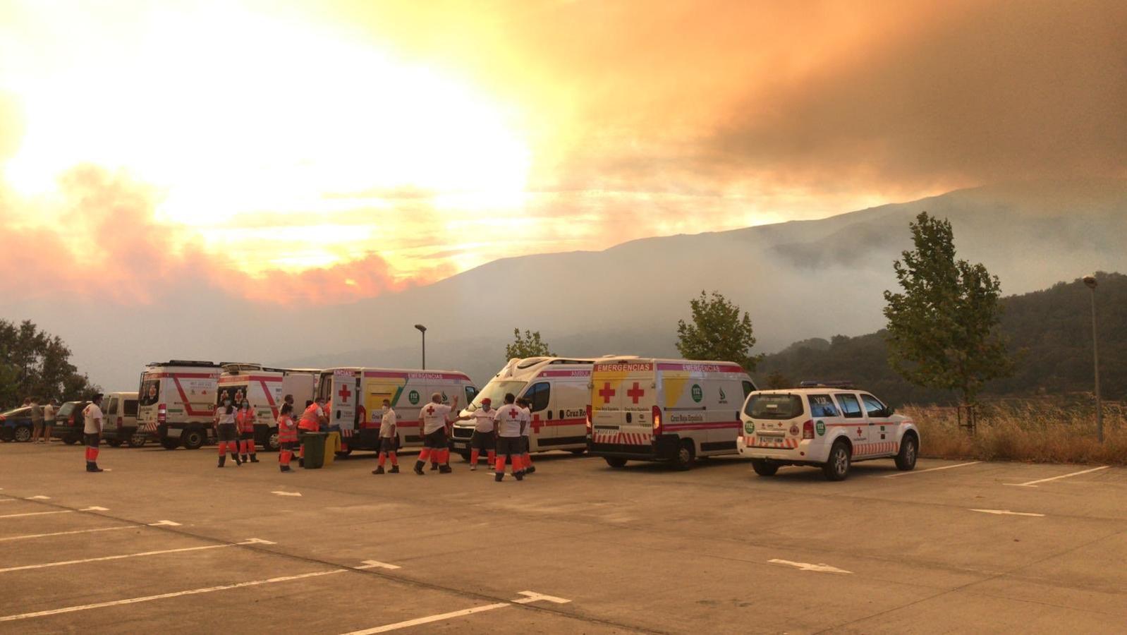 Las unidades de Cruz Roja desplazadas en la zona se encargan de la cobertura sanitaria de los trabajos de extinción, y del avituallamiento del personal interviniente