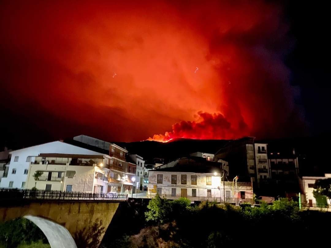 Las llamas, que comenzaron anoche, afectan a la Sierra de Tormantos y a los términos municipales de Garganta la Olla, Aldeanueva de la Vera y Cabezuela del Valle