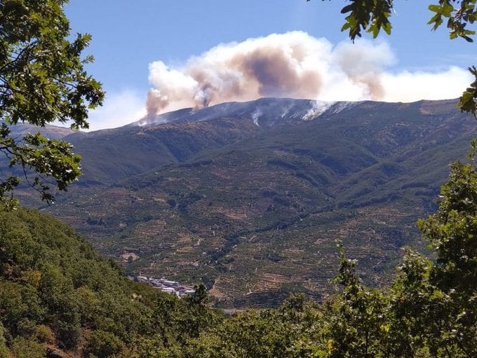 Las llamas, que comenzaron anoche, afectan a la Sierra de Tormantos y a los términos municipales de Garganta la Olla, Aldeanueva de la Vera y Cabezuela del Valle