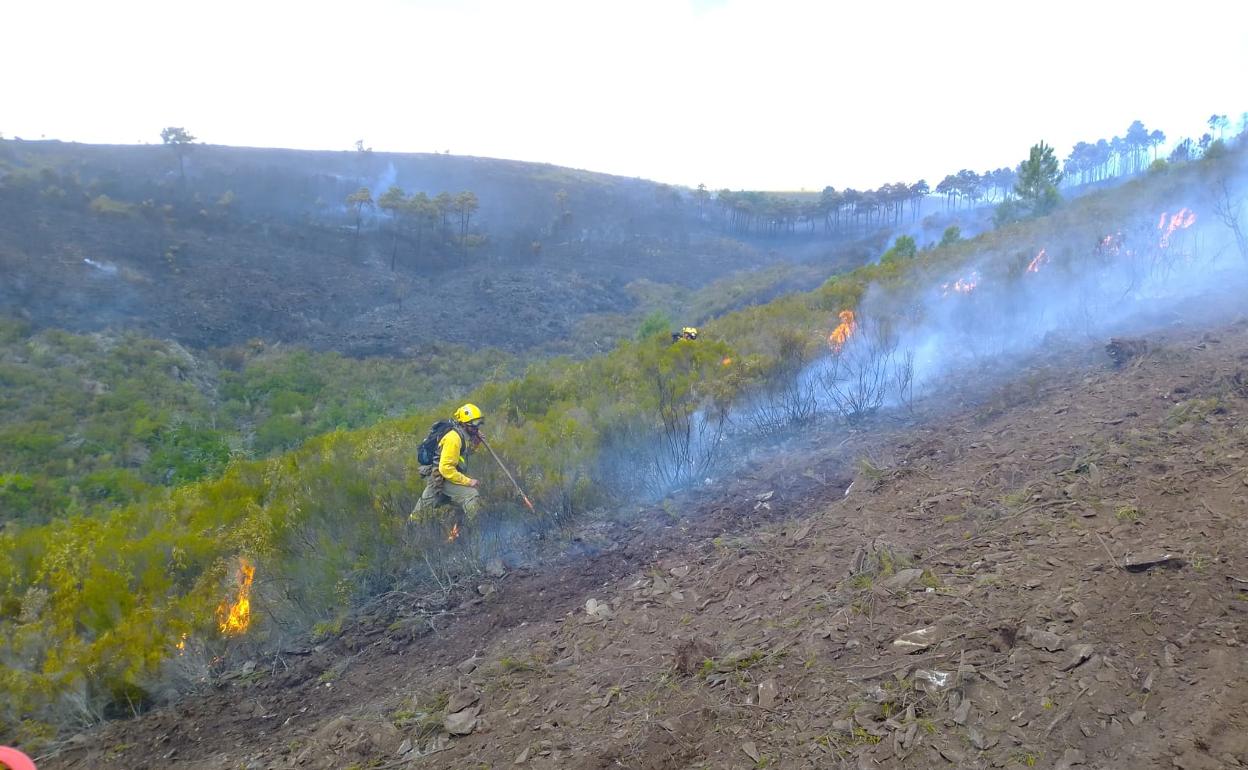 Los dos incendios del norte de Cáceres siguen activos y fuera de control