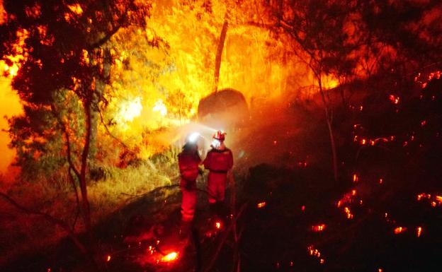 Imagen del fuego que afecta al Jerte y La Vera durante la madrugada del sábado,