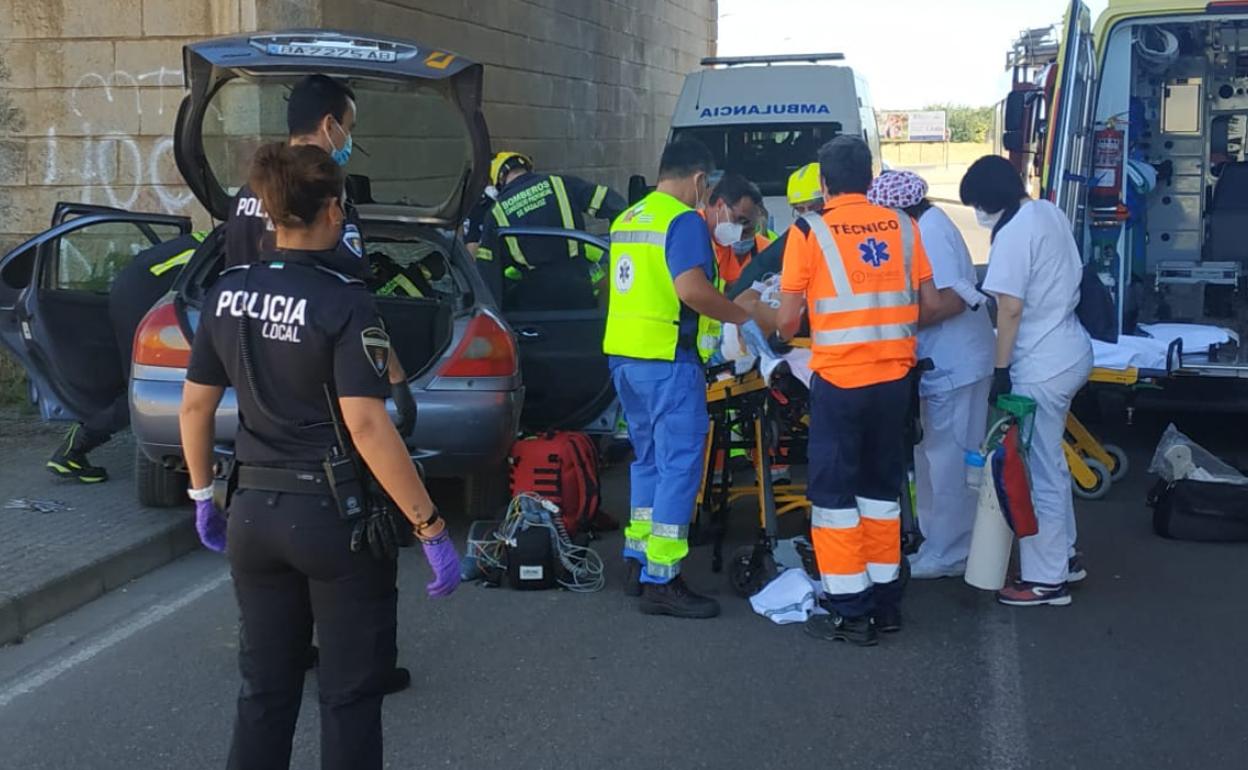 Sanitarios, bomberos y policía en el lugar del accidente de Mérida.