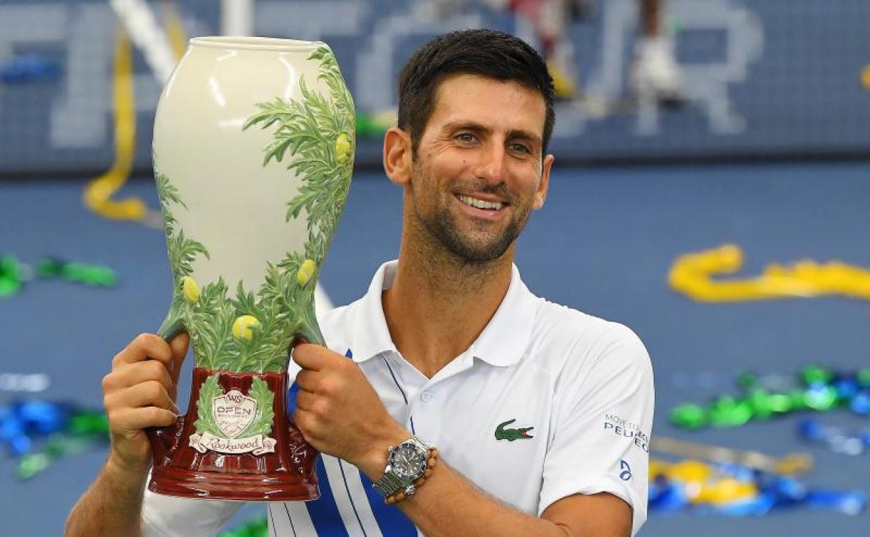 Novak Djokovic, con el trofeo de campeón en Cincinatti. 