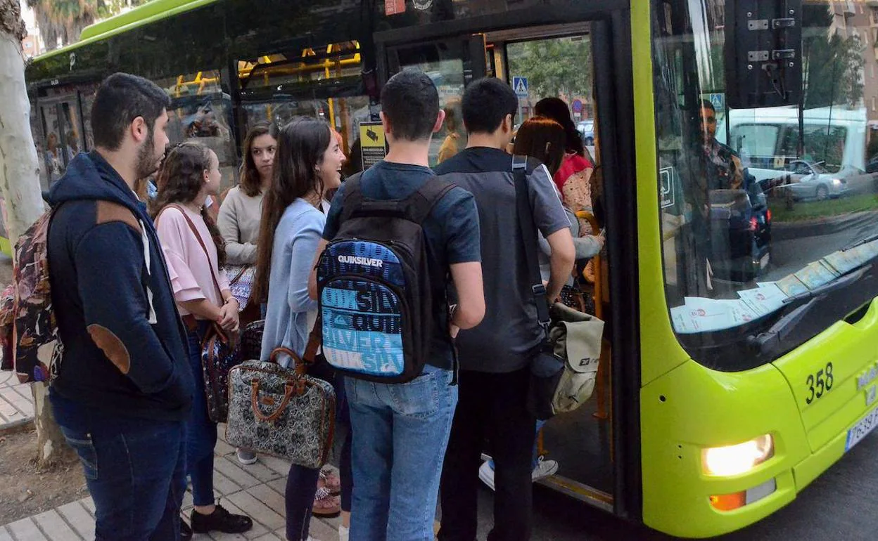 Universitarios subiendo a un autobús en Sinforiano Madroñero de Badajoz. 
