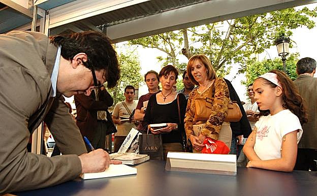 Imagen principal - El escritor de Ibahernando que arrasó en 2001