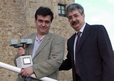 Imagen secundaria 1 - El escritor de Ibahernando que arrasó en 2001