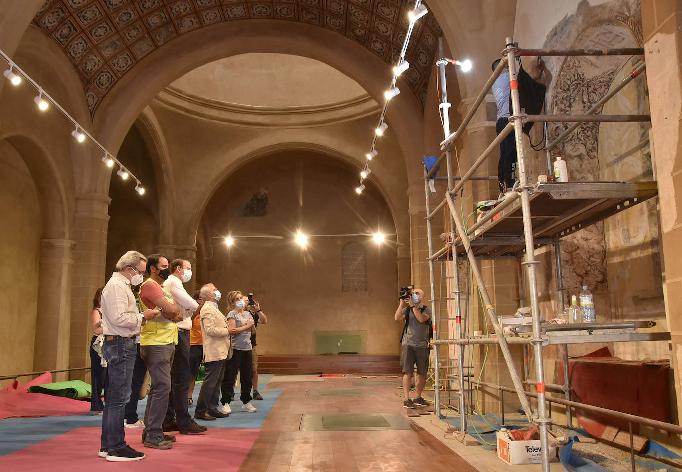 Los operarios trabajan en la última fase de restauración de la iglesia 
