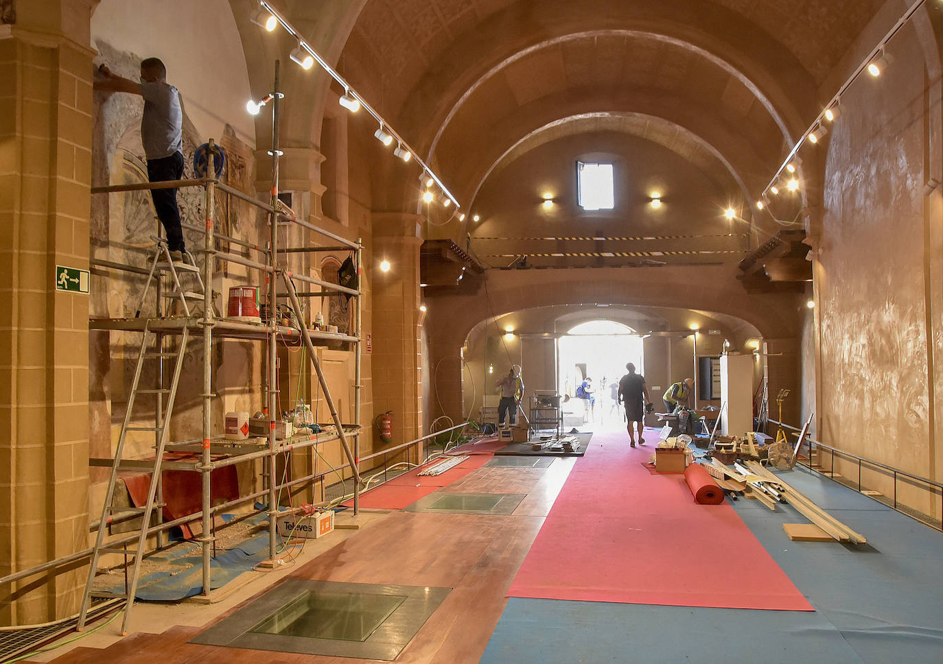 Los operarios trabajan en la última fase de restauración de la iglesia 