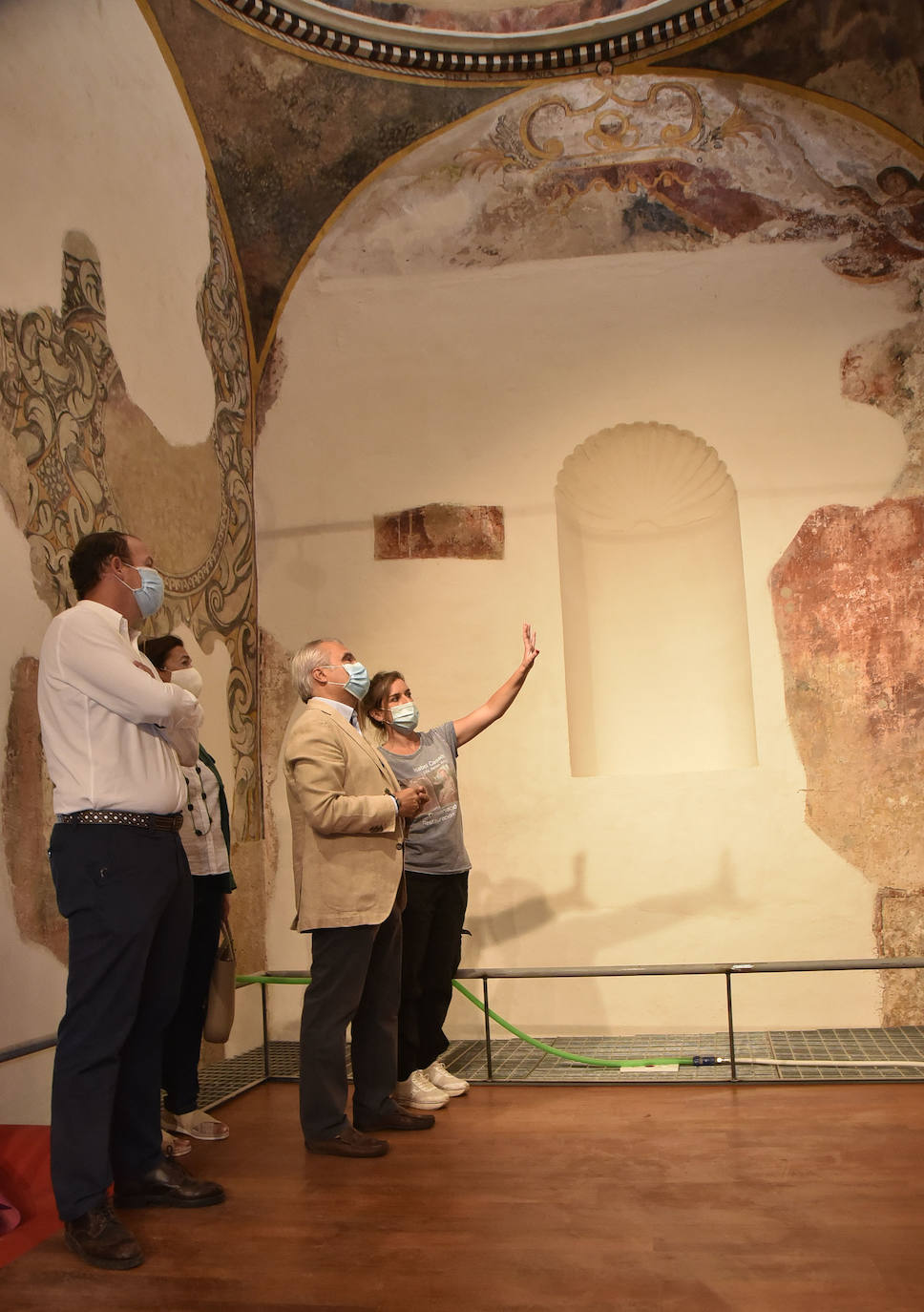 Los operarios trabajan en la última fase de restauración de la iglesia 