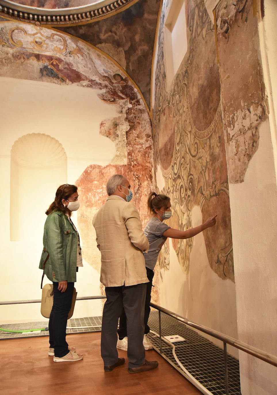 Los operarios trabajan en la última fase de restauración de la iglesia 