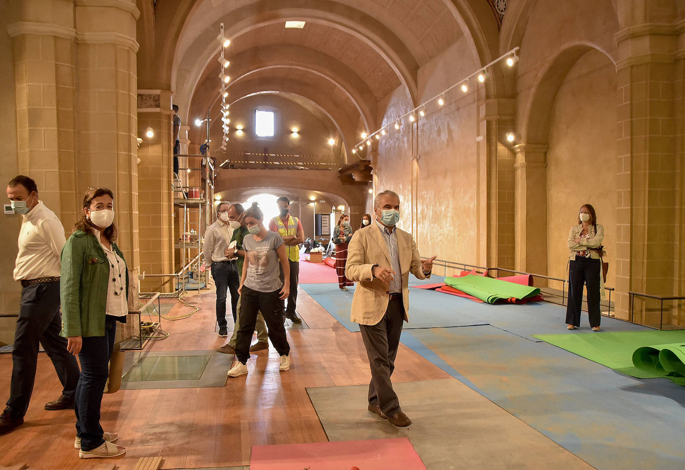 Los operarios trabajan en la última fase de restauración de la iglesia 