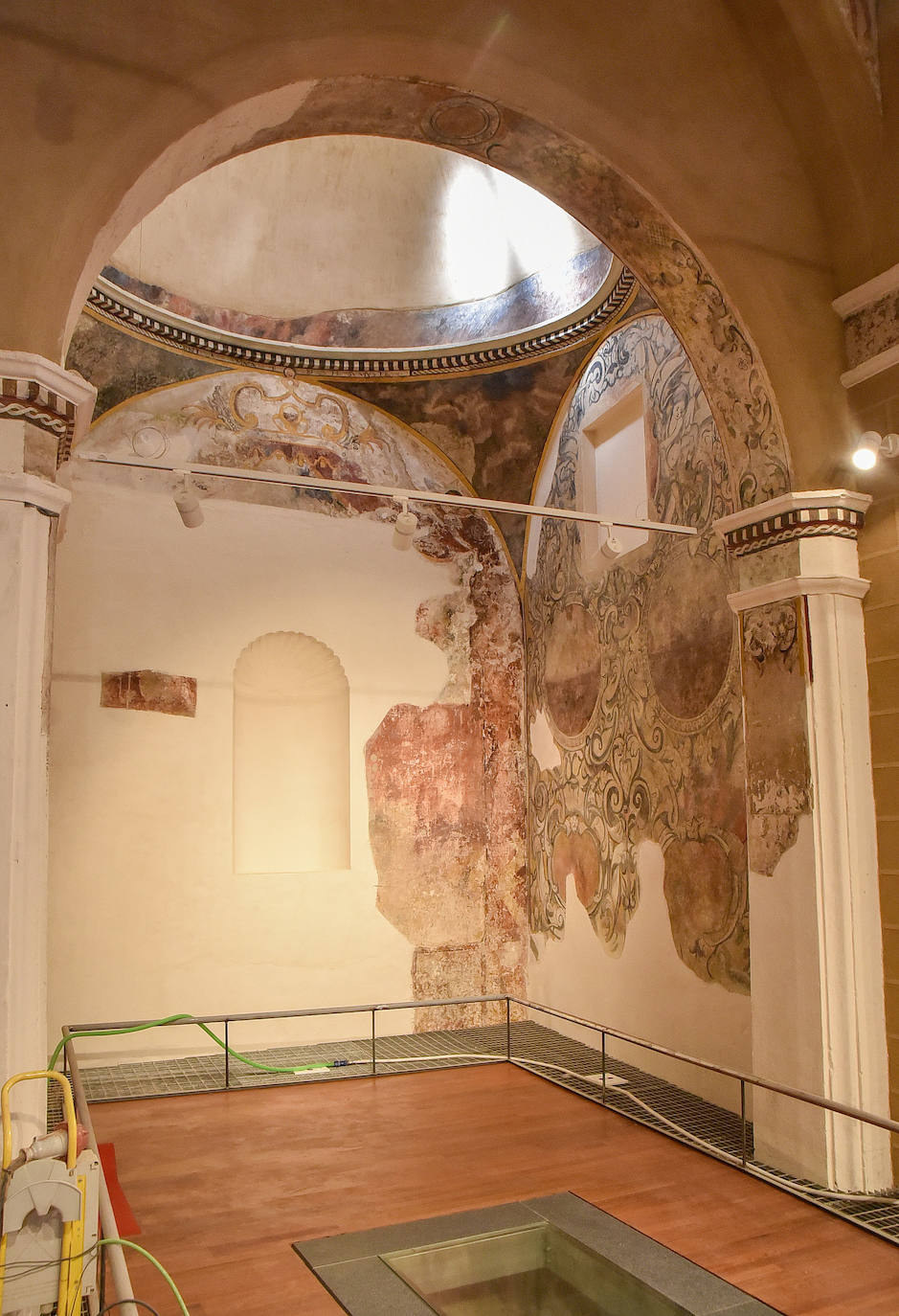 Los operarios trabajan en la última fase de restauración de la iglesia 