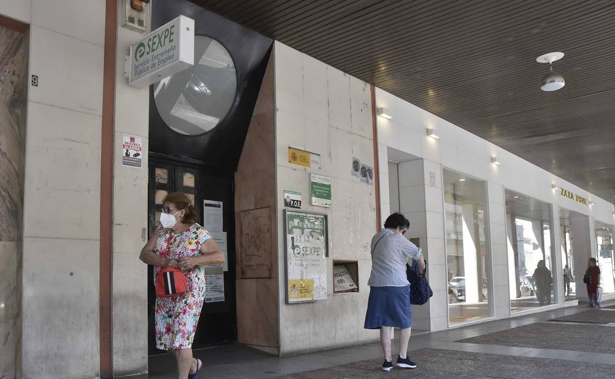 El paro baja en agosto por primera vez en 15 años