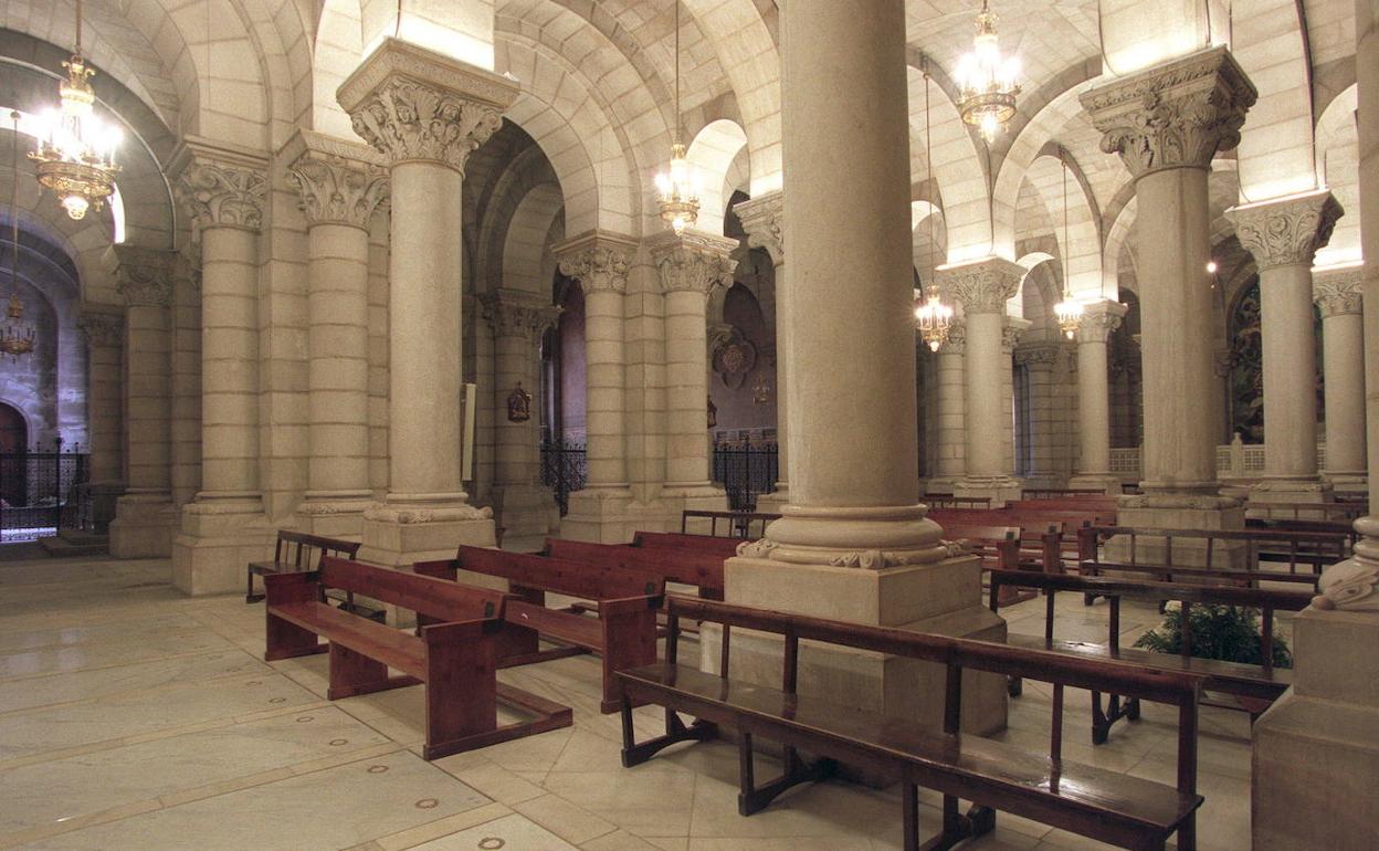 Tumbas en la cripta de la catedral de La Almudena de Madrid.