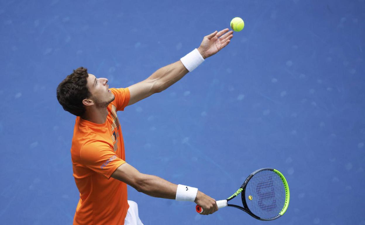 Pablo Carreño, al servicio en el US Open contra Alexander Zverev. 