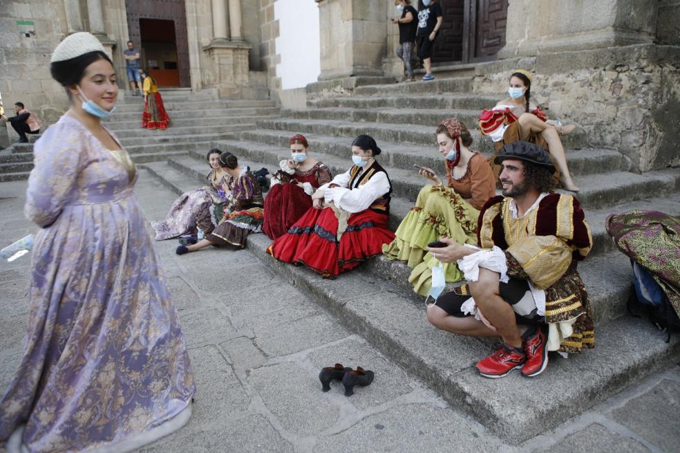 Los figurantes pasaron por el set de vestuario y maquillaje antes de iniciar el rodaje. 