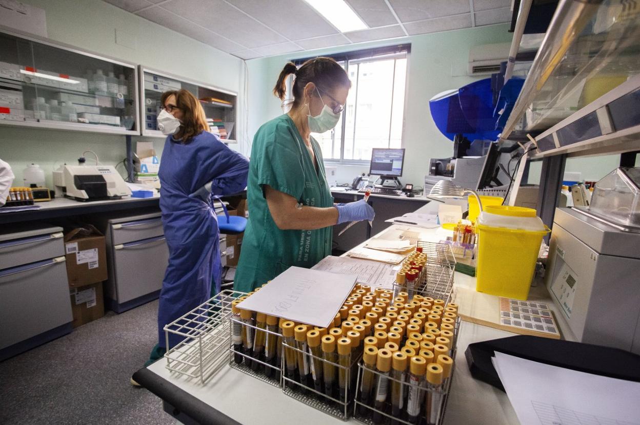 Realización de pruebas PCR en el Hospital San Pedro de Alcántara de Cáceres. 