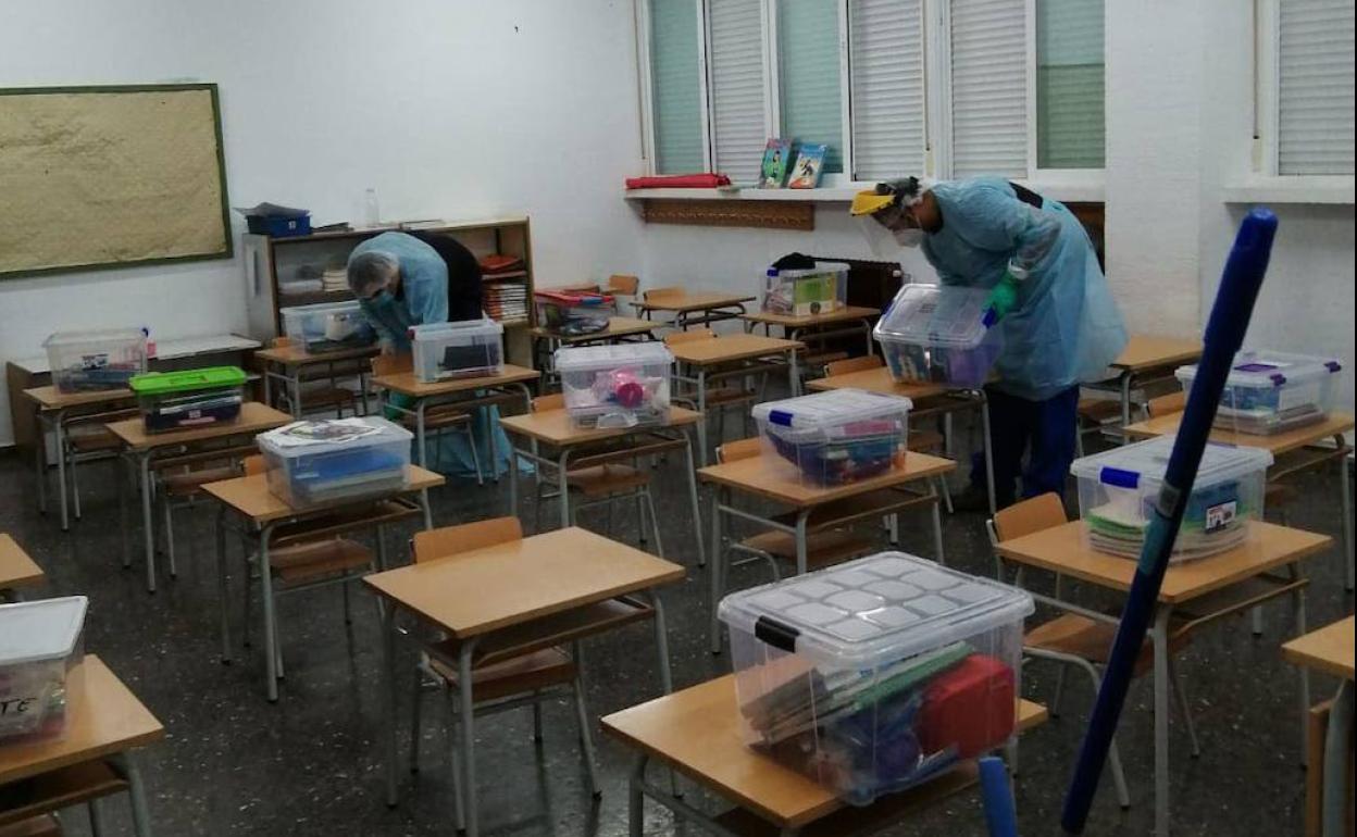 Desinfección en un colegio de Badajoz que ha tenido un positivos de covid.