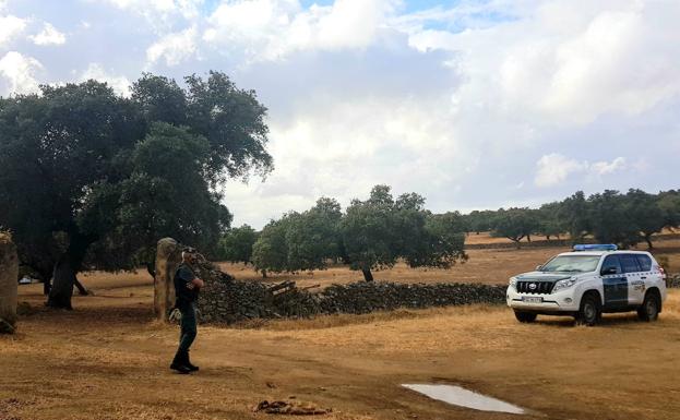 Agente de la Guardia Civil vigilando la finca donde se busca el cuerpo de Manuela Chavero. 