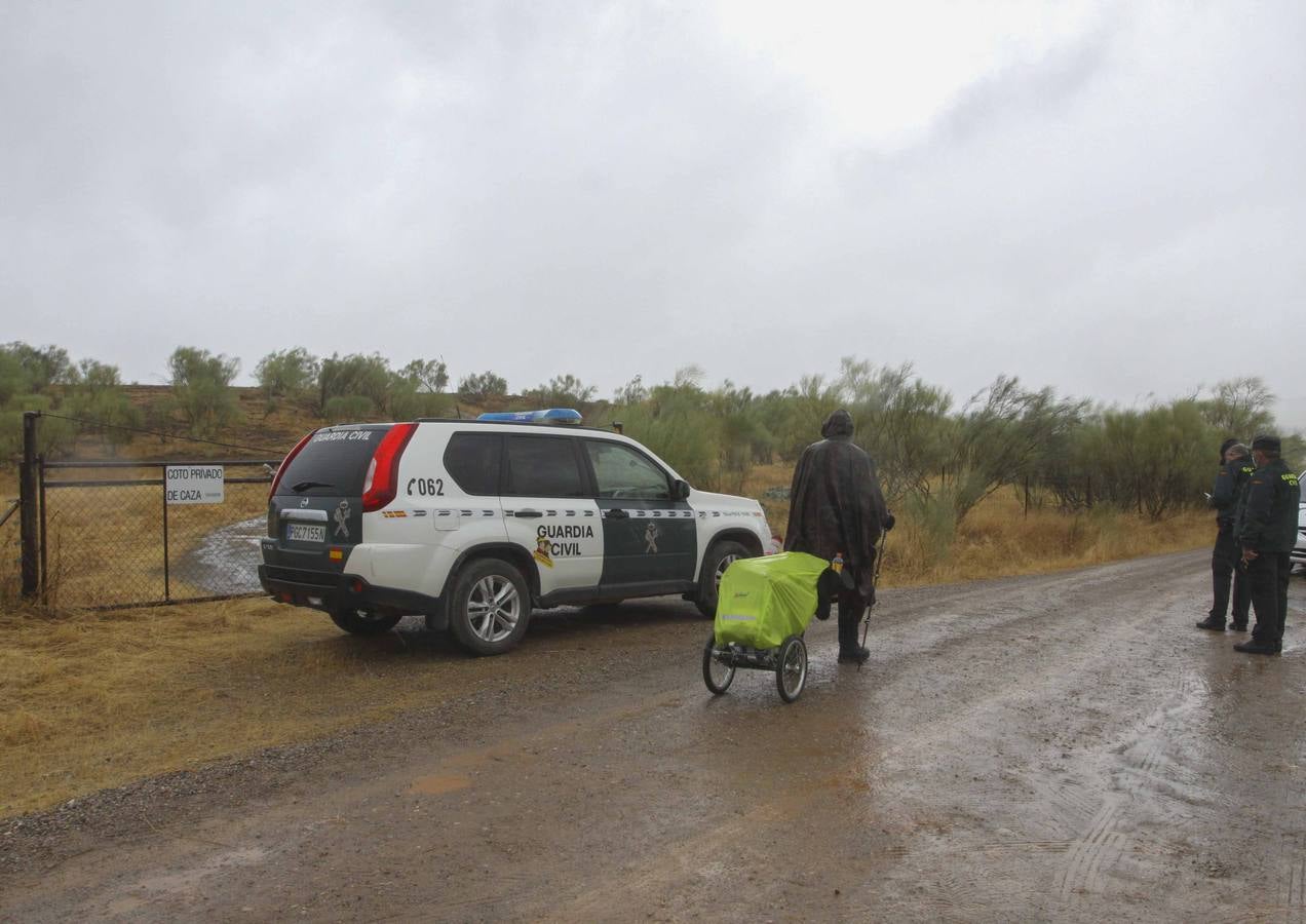 La Guardia Civil a la entrada de la finca