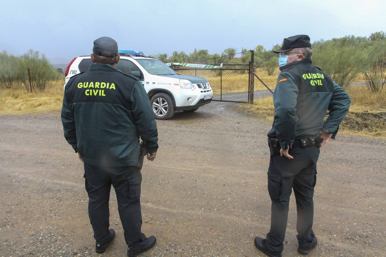 La Guardia Civil a la entrada de la finca