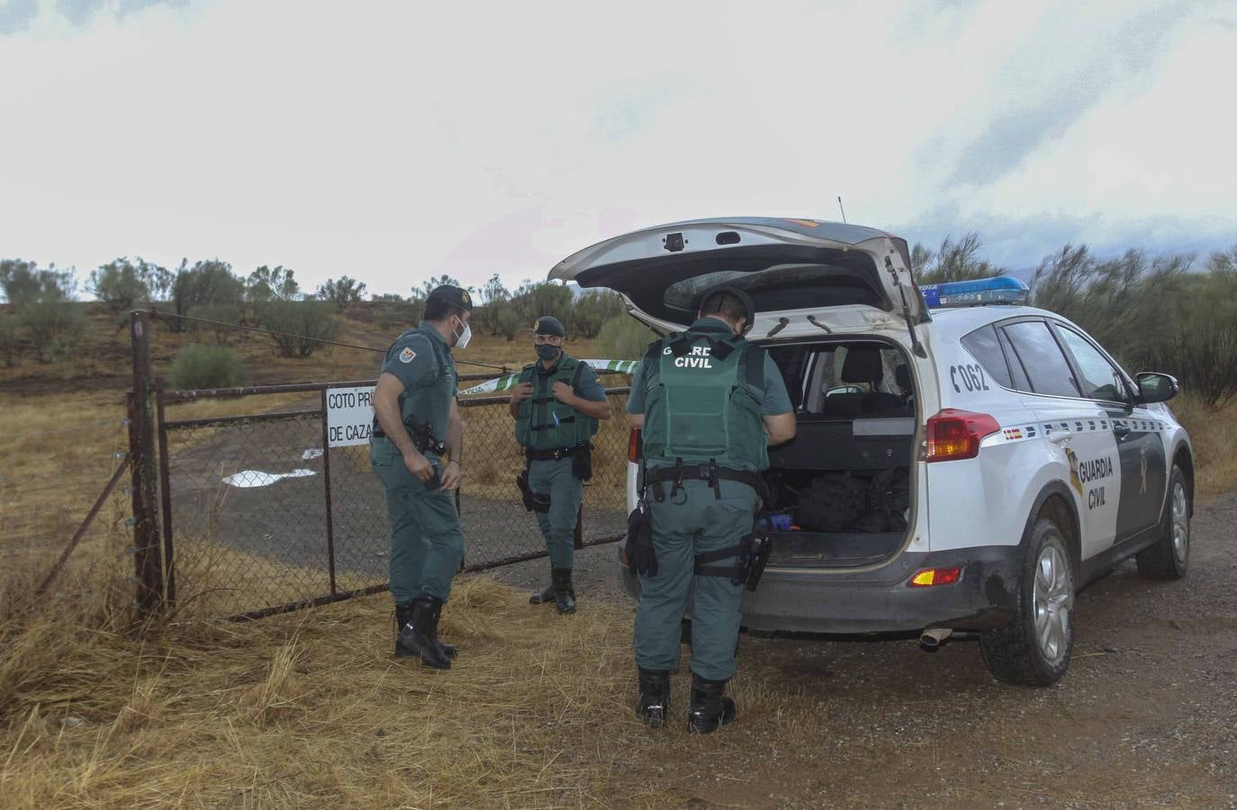 La Guardia Civil a la entrada de la finca