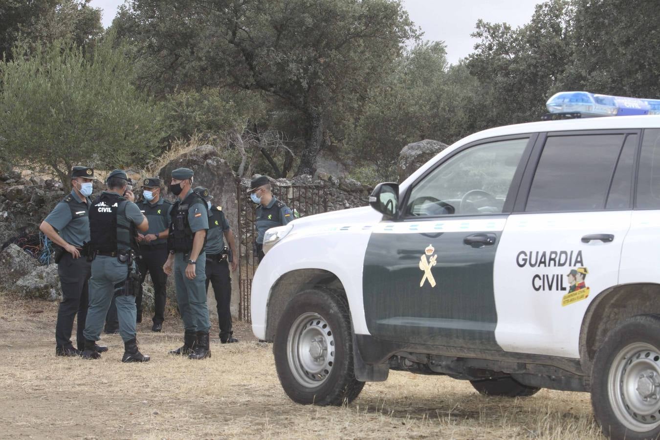 La Guardia Civil a la entrada de la finca