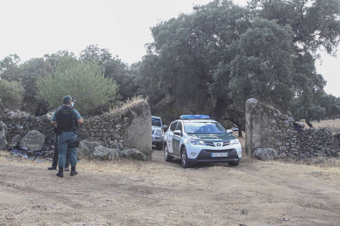 La Guardia Civil a la entrada de la finca