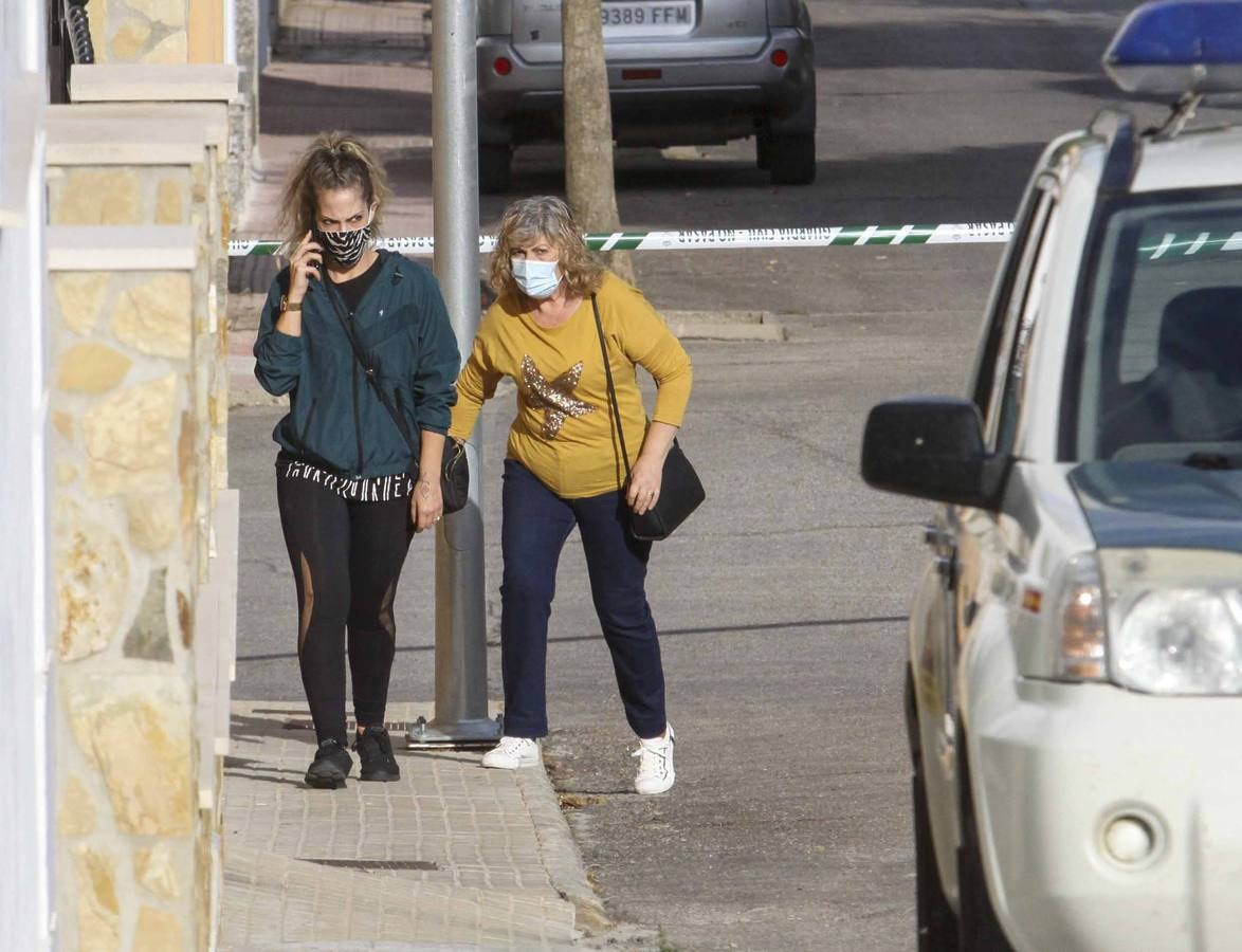 Un agente de la Guardia Civil custodia la entrada de la casa de Manuela Chavero