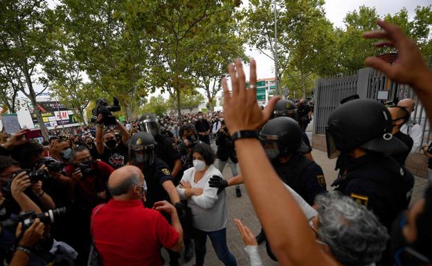 Manifestación a las puertas de la Asamblea de Madrid.