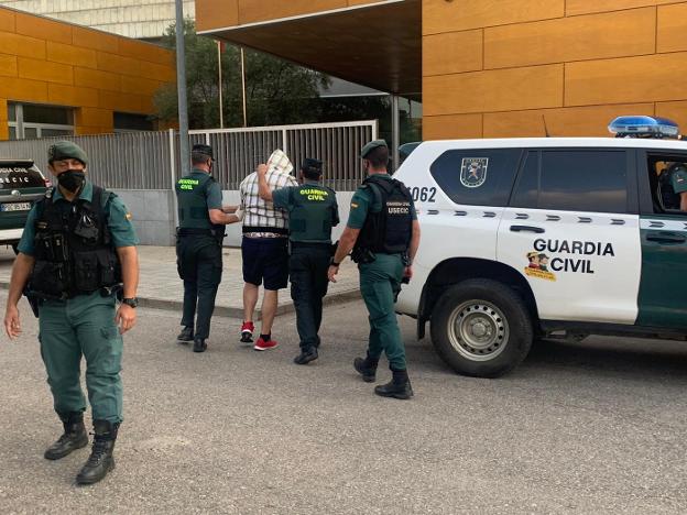 El detenido por la muerte de Manuela Chavero, Eugenio D. H. entra en los juzgados de Zafra por la puerta de principal escoltado por los agentes de la Guardia Civil para pasar a disposición judicial. 